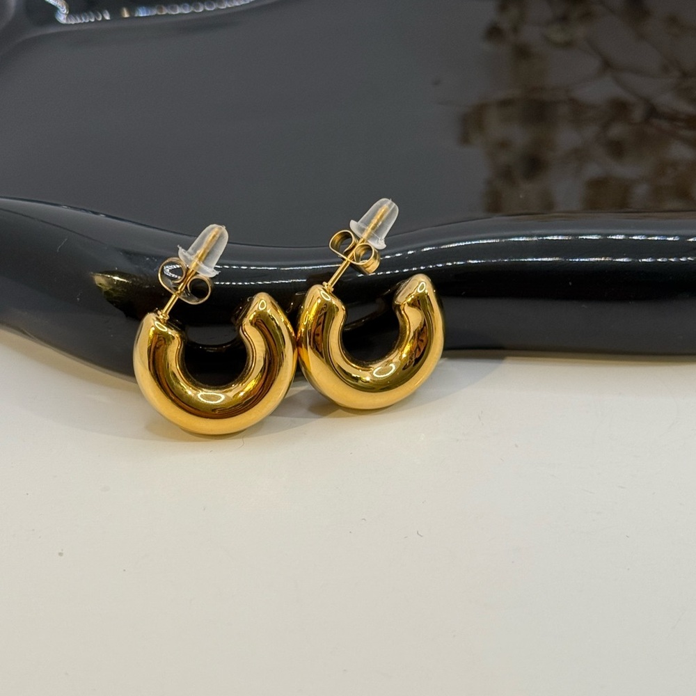NEW 18K GOLD PLATED “THE PERFECT HOOPS” – EVERYDAY BOLD EARRINGS - Picture 3 of 4